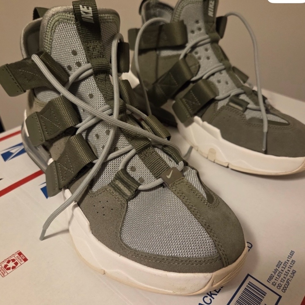 Nike Air Edge 270 Men's Sneakers in Light Gray and Olive - Picture 3 of 9